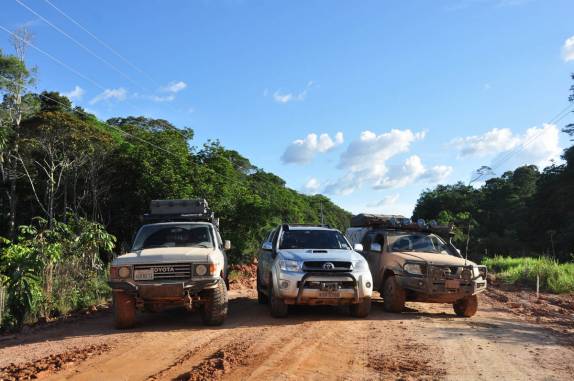 Encontrando outros aventureiros, que vinham em sentido contrário, na BR-319, que liga Manaus à Porto Velho, nos seus trechos iniciais
